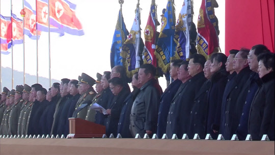 17일 북한이 김정일 국방위원장 10주기인 김정일 시신이 안치된 평양 금수산태양궁전 광장에서 중앙추모대회를 개최했다. 가운데 김정은 국무위원장과 오른쪽으로 김덕훈 총리, 오수용ㆍ김재룡ㆍ김영철 위원 다음에 김여정 국무위원이 서 있다. 조선중앙TV 화면=연합뉴스.